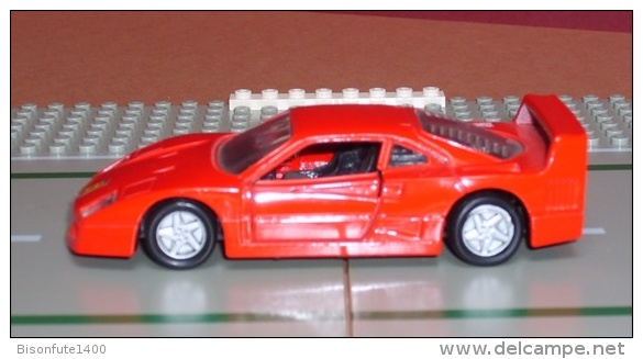 FERRARI F40 Rouge - échelle 1/39ème - MAISTO - Maisto