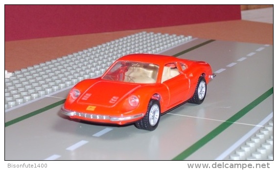 FERRARI DINO 246 GT Rouge - échelle 1/36ème - MAISTO - Maisto