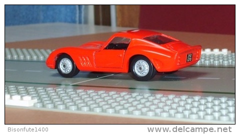 FERRARI 250 GTO Rouge - échelle 1/38ème - MAISTO - Maisto