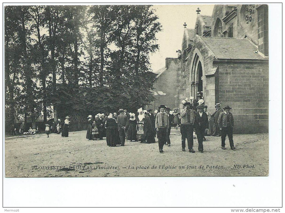 Plougastel Daoulas La Place De L’ Eglise Un Jour Du Pardon 74 ND Phot Carte Animée Hommes Femmes Folklore - Plougastel-Daoulas