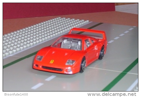 FERRARI F40 Rouge - échelle 1/43ème - Burago