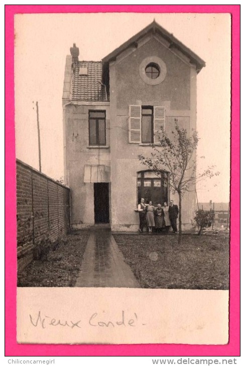 Carte Photo - Vieux Condé - Famille Devant Une Maison - Animée - Vieux Conde