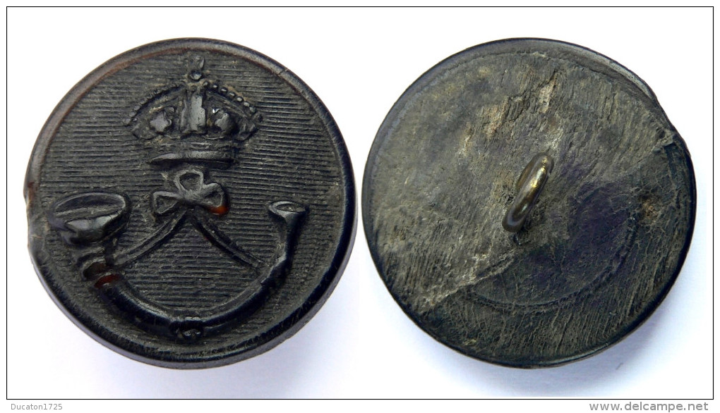 Bouton Ancien Armée De Canada. Plastique Noire. 23 Mm - Botones