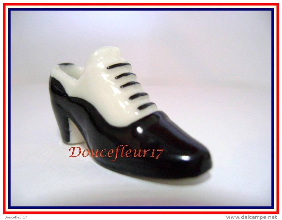 Chaussure Sacrée Pointure  ...4 Feves...  Ref AFF : 14-2000.. (Pan 0016) - Altri & Non Classificati