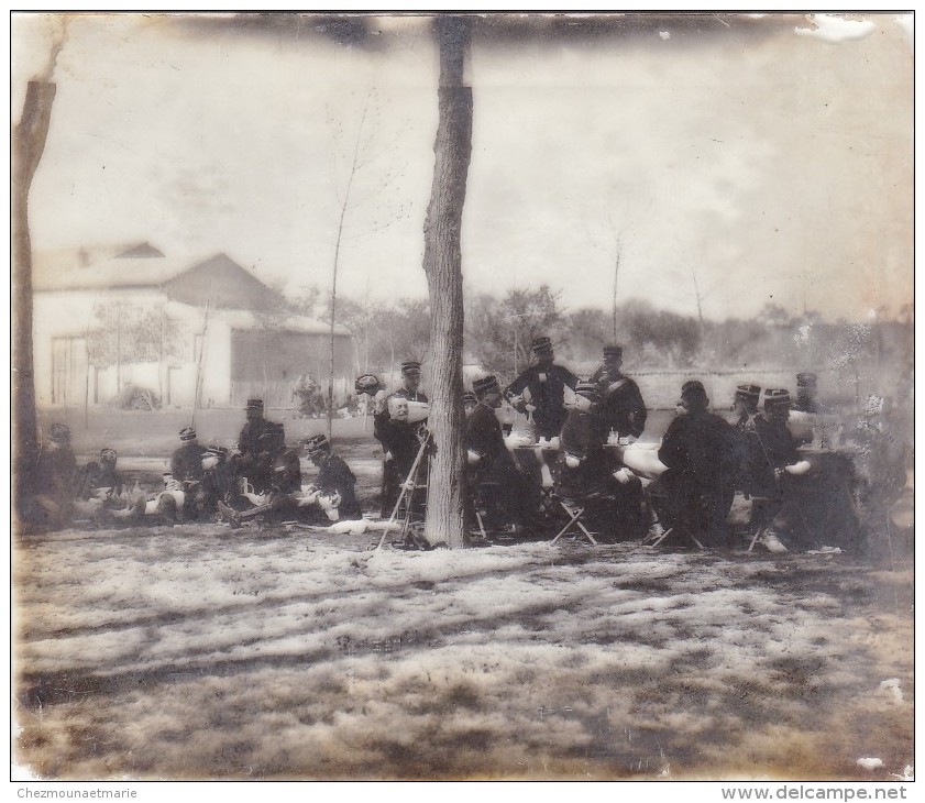 4 EME REGIMENT - LES OFFICIERS EN PAUSE PIQUE NIQUE - PLAQUE DE VERRE MILITAIRE 10 X 8.5 CM - Autres & Non Classés