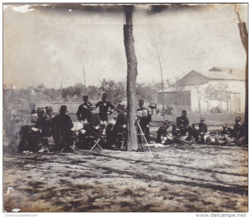 4 EME REGIMENT - LES OFFICIERS EN PAUSE PIQUE NIQUE - PLAQUE DE VERRE MILITAIRE 10 X 8.5 CM - Autres & Non Classés