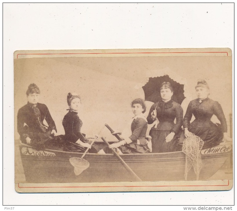 ARCACHON, NANTES - Photo Cabinet Contrecollée Sur Carton Fort - 5 Femmes Sur Un Bateau ! - Anciennes (Av. 1900)