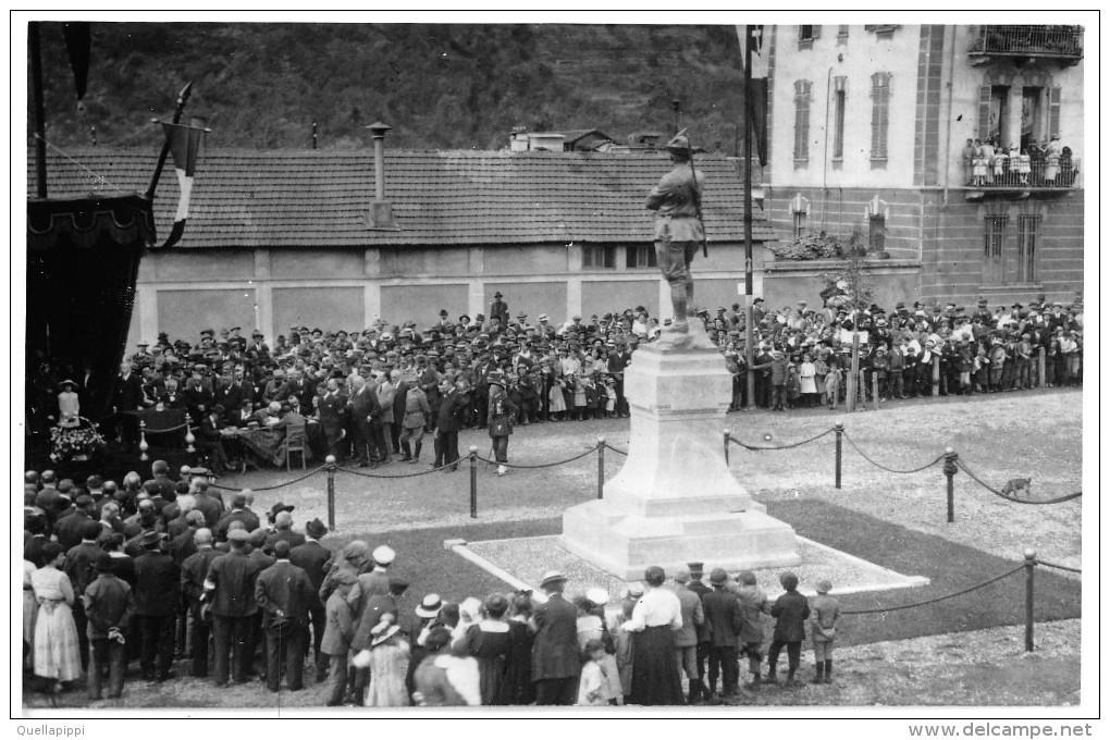 04115 "VILLAR PEROSA (TO) CERIMONIA AL PIAZZALE DEL MON.TO ALL'ALPINO, ANTISTANTE LO STAB.TO RIV-ANNI '20 XX SEC." FOTO - Foto Dedicate