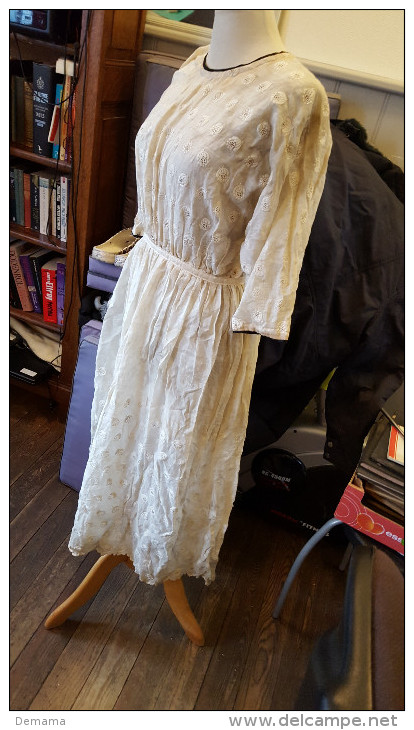 lot van 6 oude jurken, +-100 jaar , van adelijke dametjes