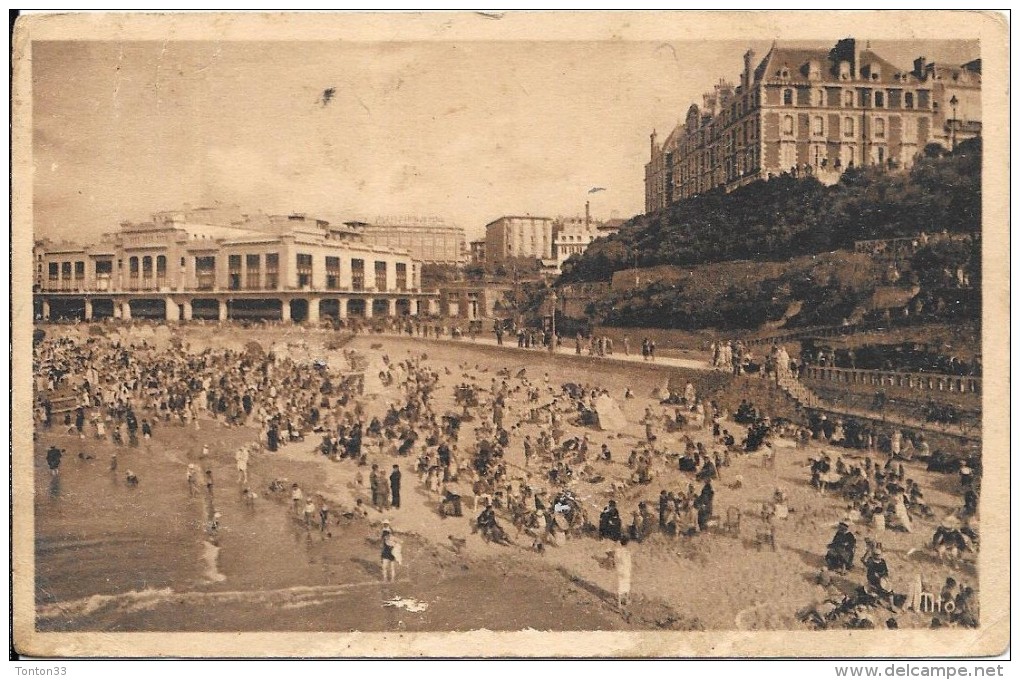 BIARRITZ - 64 -  La Grande Plage - Le Casino Et Le Grand Hotel -  TRES ANIMEE  - ENCH1202 - - Biarritz