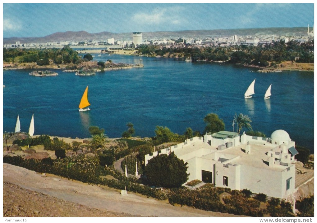 CPM Aswan Le Tombeau D'Aga Khan Et Le Nil - Assouan