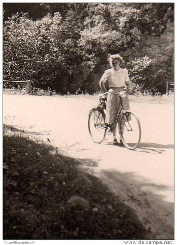 Photo Originale Vélo - Jeune Femme Souriante Et Son Vélo En 1953, En Forêt - Cyclisme