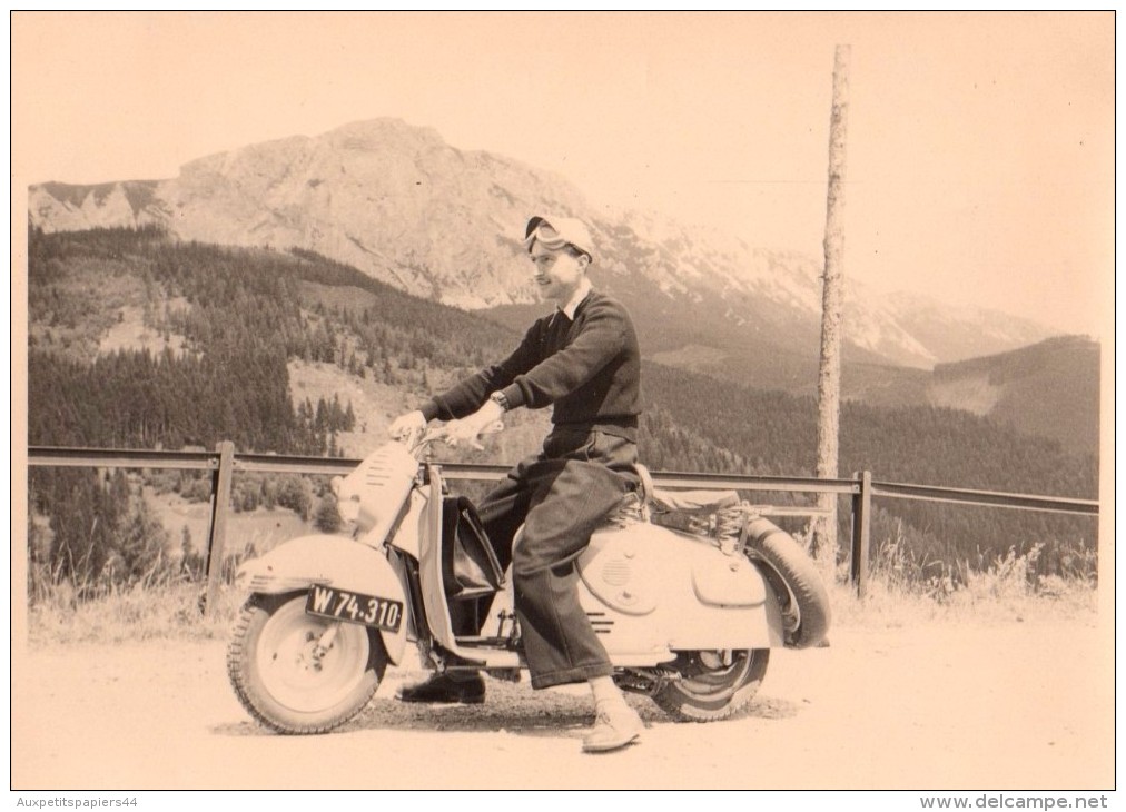 Photo Originale Moto - Scooter Et Son Pilote En 1956 En Autriche - Casque - Roue De Secours - W 74.310 - - Cyclisme