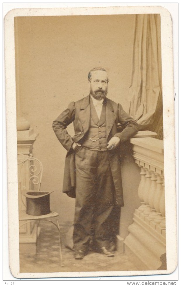 Portrait D´Homme En Pied - Photo CDV - Neümann, Saint Jean D´Angely - Altri & Non Classificati