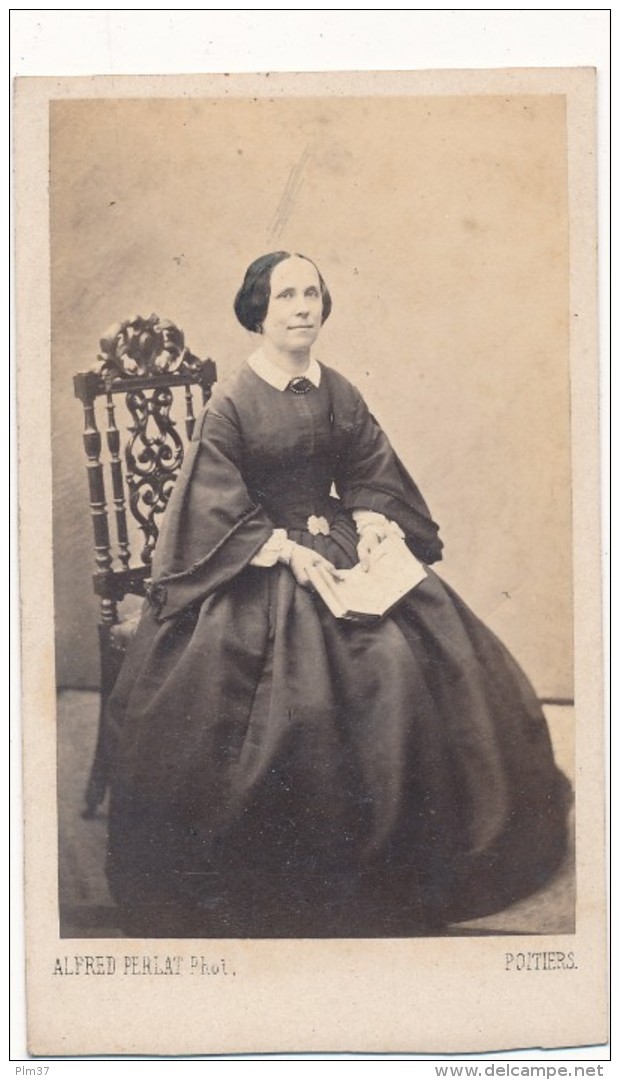 Femme Assise Au Livre - Photo CDV - Alfred Perlat, Poitiers - Altri & Non Classificati