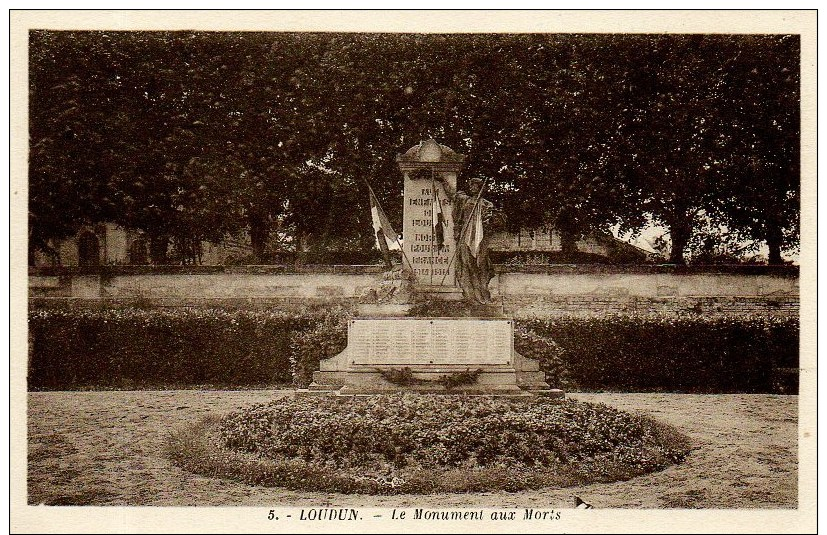 86.99 Loudun - Le Monument Aux Morts. Non Circulee. Tres Bon Etat. - Loudun