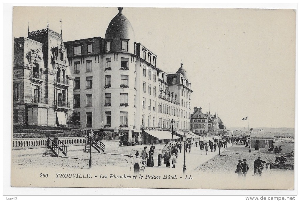 TROUVILLE - N° 280 - LES PLANCHES ET LE PALAIS HOTEL AVEC PERSONNAGES - CPA NON VOYAGEE - Trouville