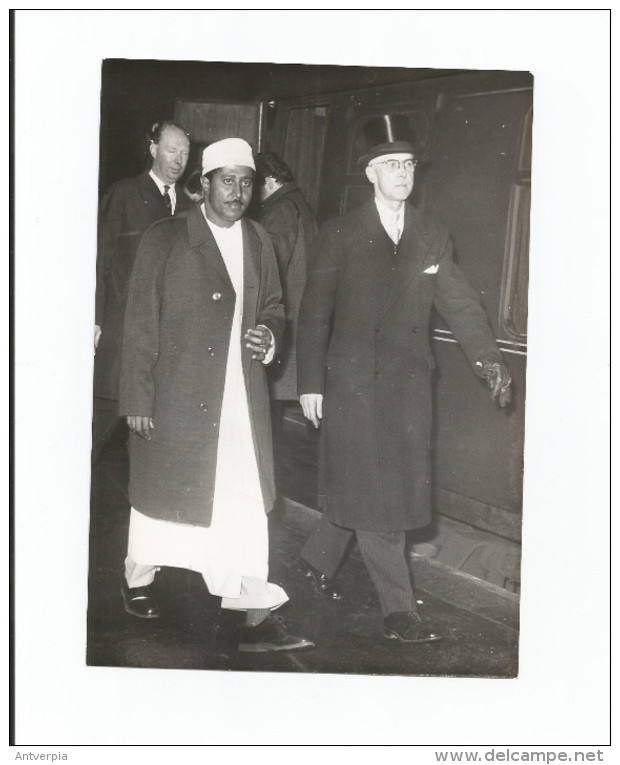 Sultan Van Zanzibar Abdoellah In Balingschap 1963 BELGA Echte Persfoto Groot Formaat 18 Op 13 - Célébrités