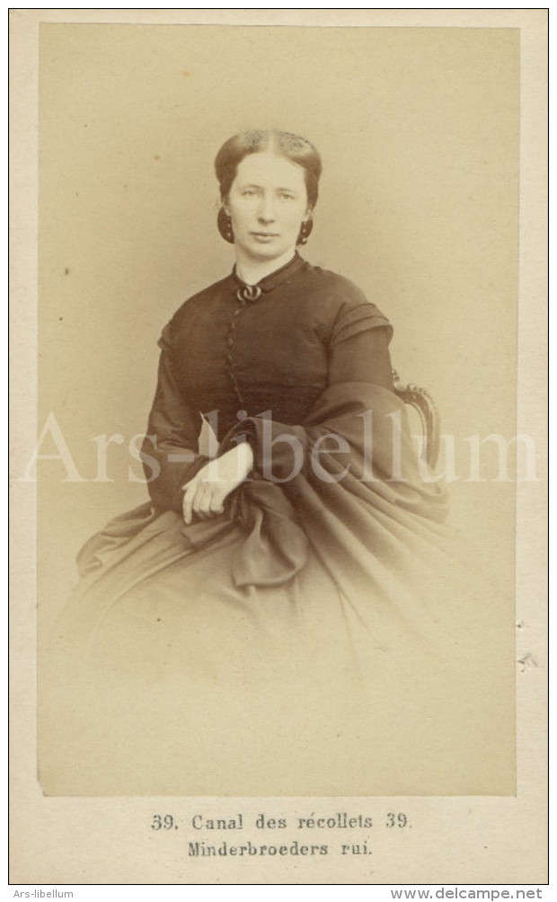 Photo / Carte De Visite / CDV / Femme / Woman / Association Photographique / Antwerpen / Madame Herman Dumerey / Dunurey - Anciennes (Av. 1900)