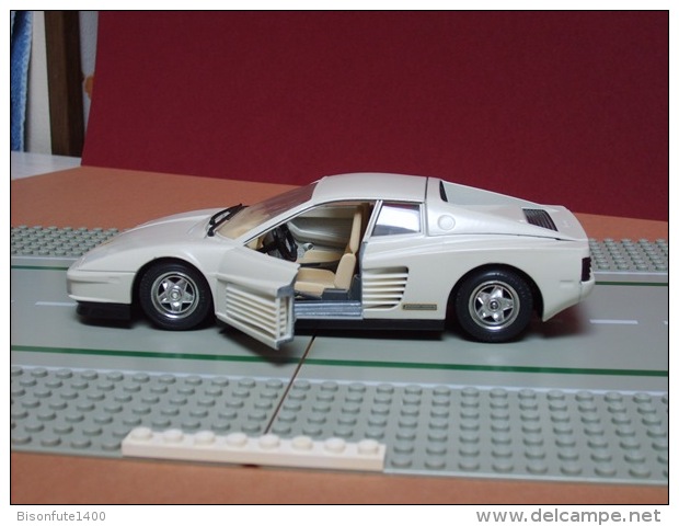 FERRARI TESTAROSSA Blanche De 1984 - échelle 1/24ème - Burago