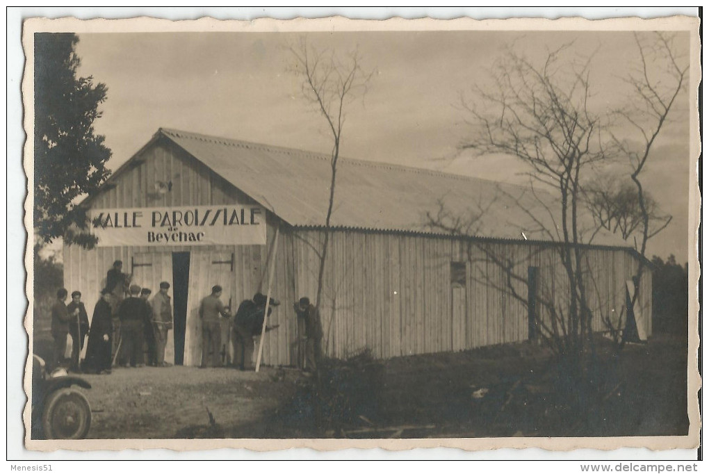 CPA Photo Salle Paroissiale De BEYCHAC (33) Ouvriers Installant La Porte Sous Le Regard De Monsieur Le Curé - Andere & Zonder Classificatie