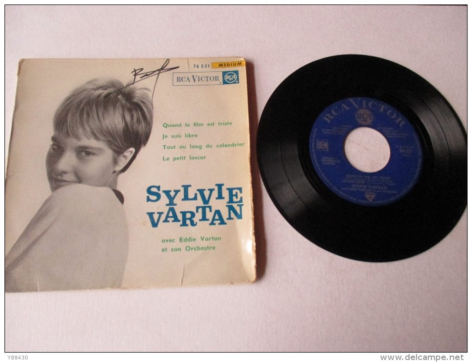 SYLVIE  VARTAN  --  QUAND LE FILM EST TRISTE / JE SUIS LIBRE // TOUT AU LONG DU CALENDRIER / PETIT LASCAR - 2 Photos - Autres & Non Classés