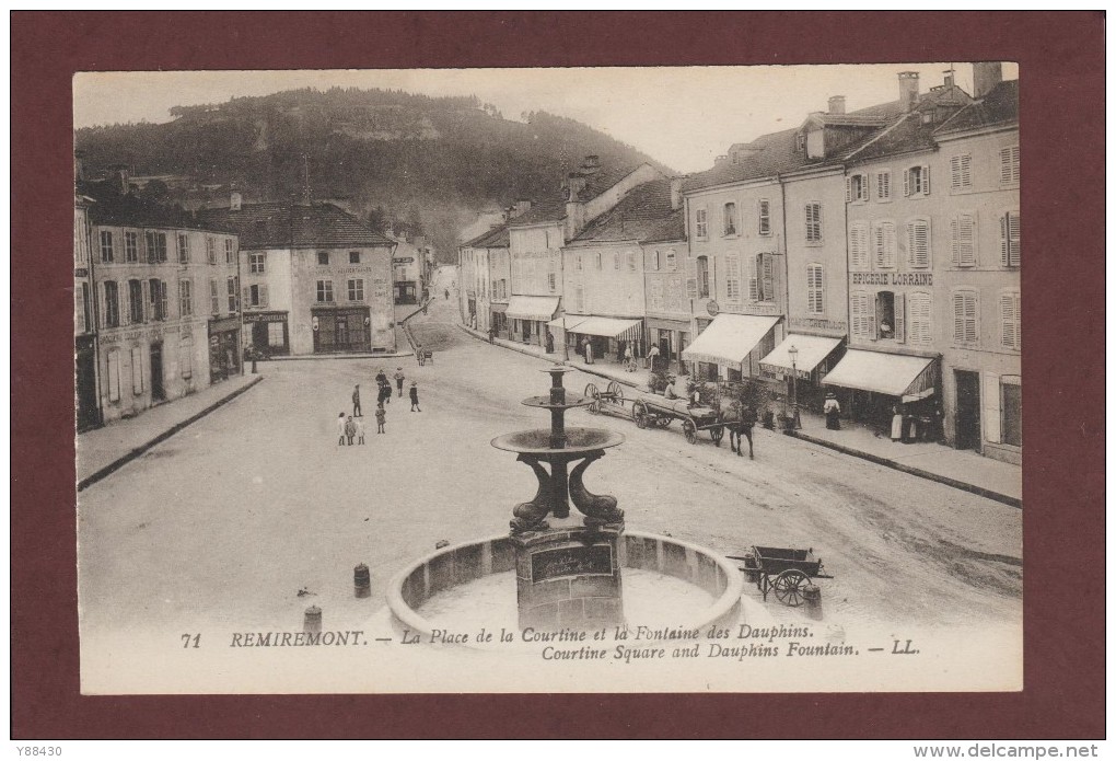 CPA - REMIREMONT - 88. Vosges  -- La Place De La Courtine Et La Fontaine Des Dauphins  -- Voir Les 2 Scannes Face & Dos - Remiremont