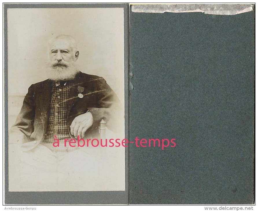 CDV Homme De Belle Prestance En Civil Avec Une Médaille-photographe Anonyme - Anciennes (Av. 1900)
