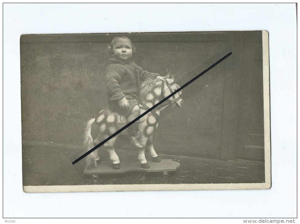 Carte Photo  -   Enfant Sur Un Cheval à Roulettes - Games & Toys