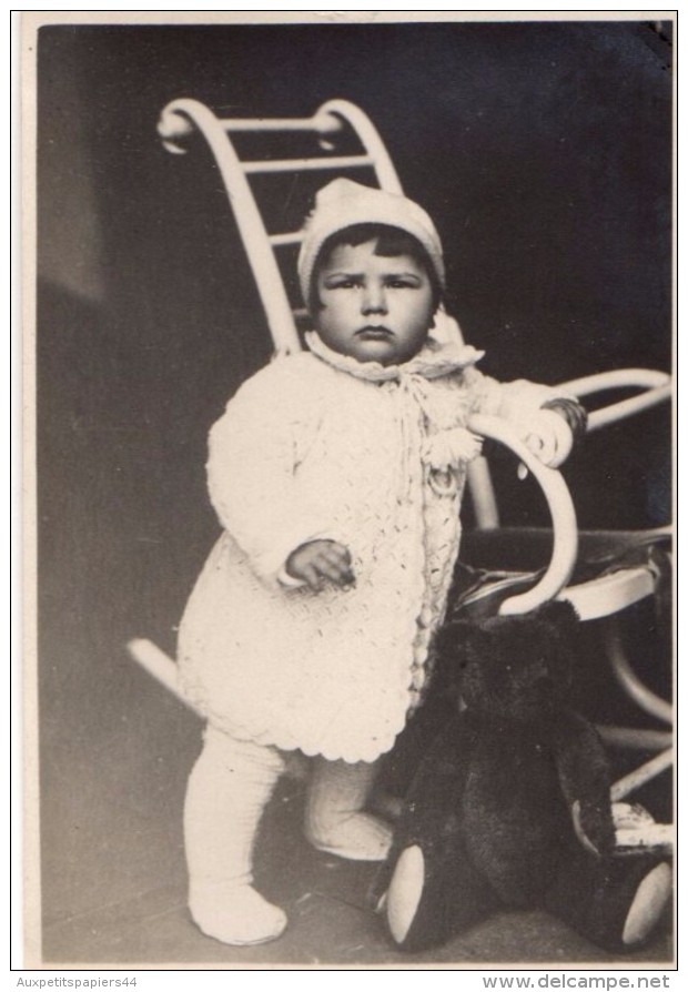 Photo Originale Enfant & Peluches - Fillette Et Sa Peluche Au Pied D'un Fauteuil à Bascule Ou Rocking Chair En 1928 - Objets