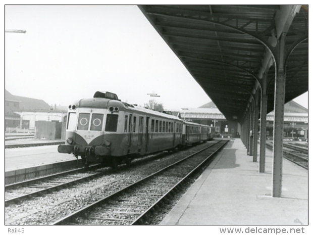 Autorail X 2400 à Dieppe-Ville. Photo Jacques Bazin. 8 Juin 1975 - Trains