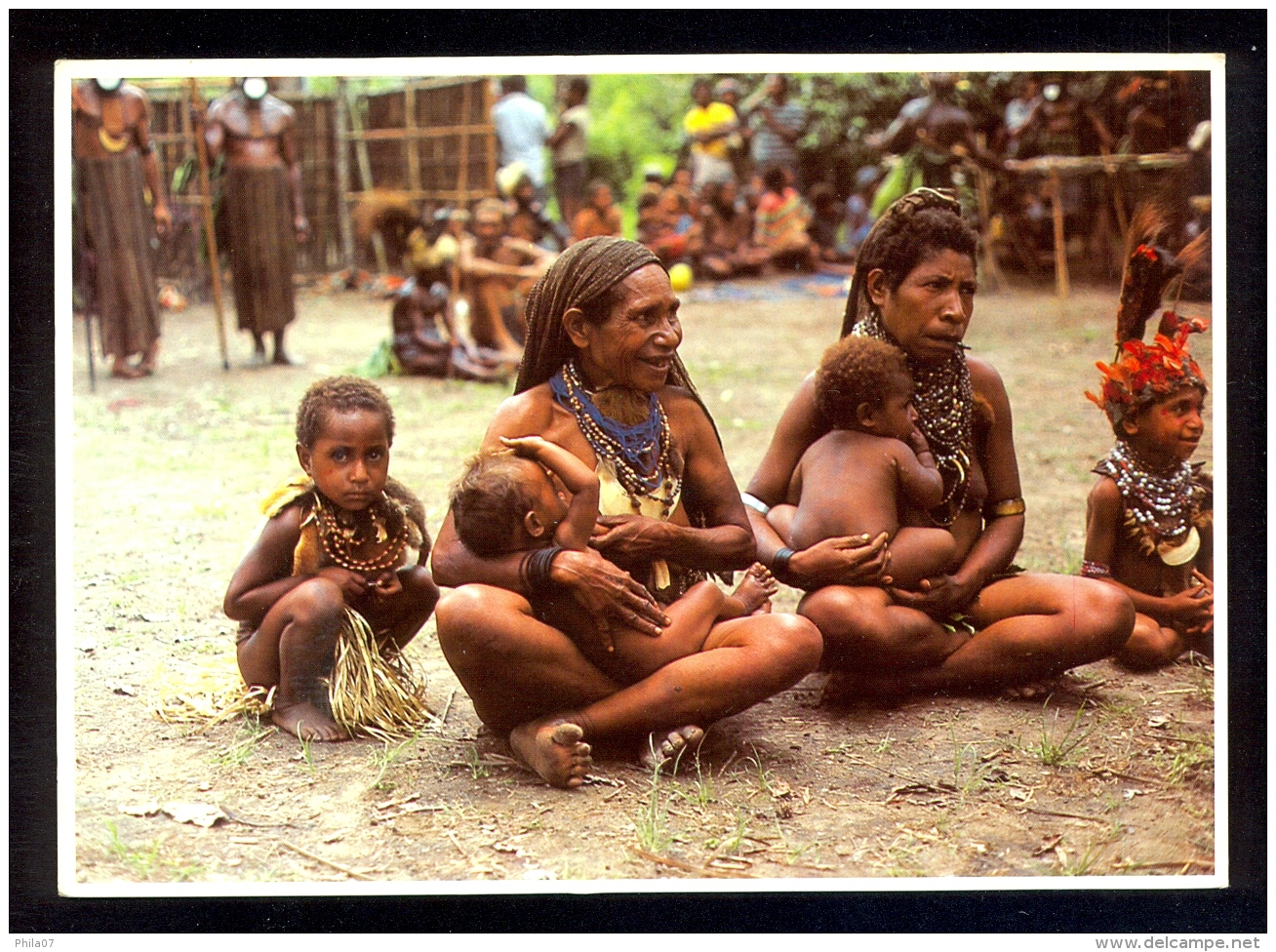 Meris With Children Near Mt. Ogga In The Western Highlands Province / Postcard Not Circulated - Océanie