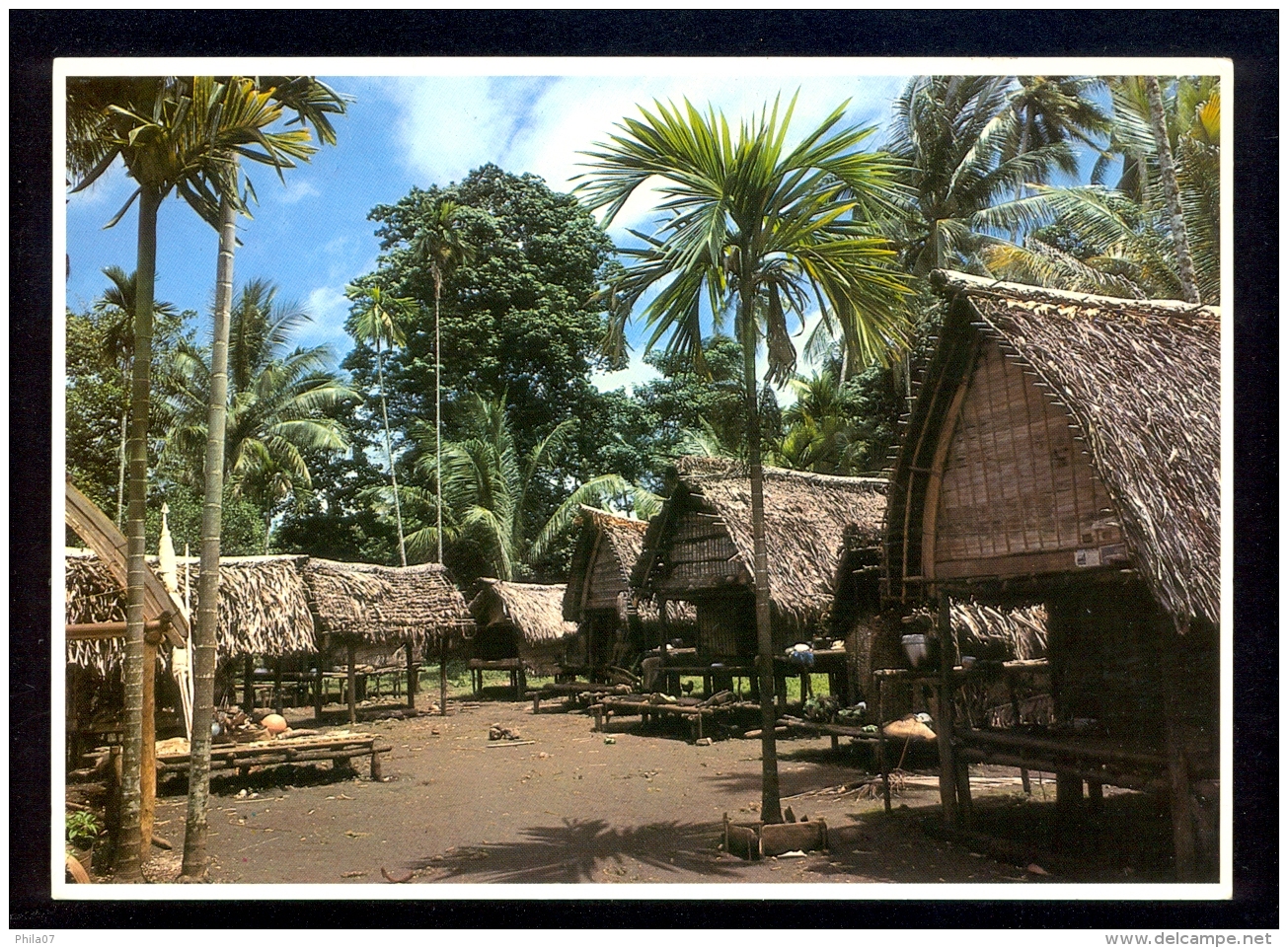 Trobriand Island Village. PNG 1135 / Postcard Not Circulated - Océanie