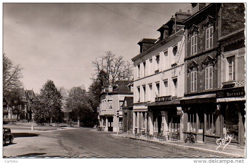 27 BOURGTHEROULDE    Le Carrefour - Bourgtheroulde