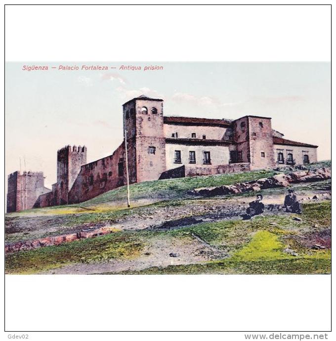 GDLJRTP6734-LFTD11394.Tarjeta Postal DE GUADALAJARA.Casas,campo Y PALACIO FORTALEZA  DE  SIGÜENZA - Guadalajara