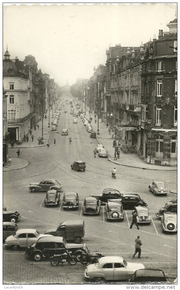 ROUBAIX AVENUE JEAN LEBAS EN 1964 AVEC VOITURES D EPOQUE DE MARQUE RENAULT PEUGEOT CITROEN + MOTO  ETC ... - Roubaix