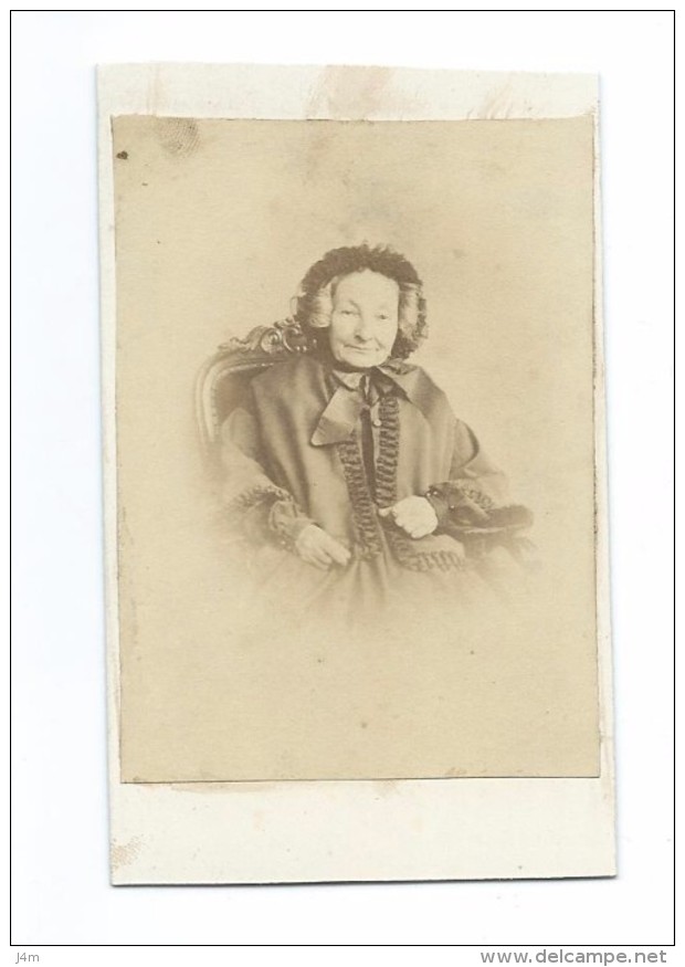 Ancienne Photo CDV Circa 1860.. Femme La Bourgeoisie MODE, TOILETTE - Old (before 1900)