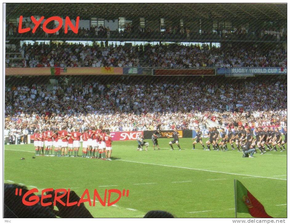 LYON Stade "de Gerland" Coupe Du Monde De Rugby 2007 (Os Lobos Devant Le Haka Des All-Blacks) - Rugby