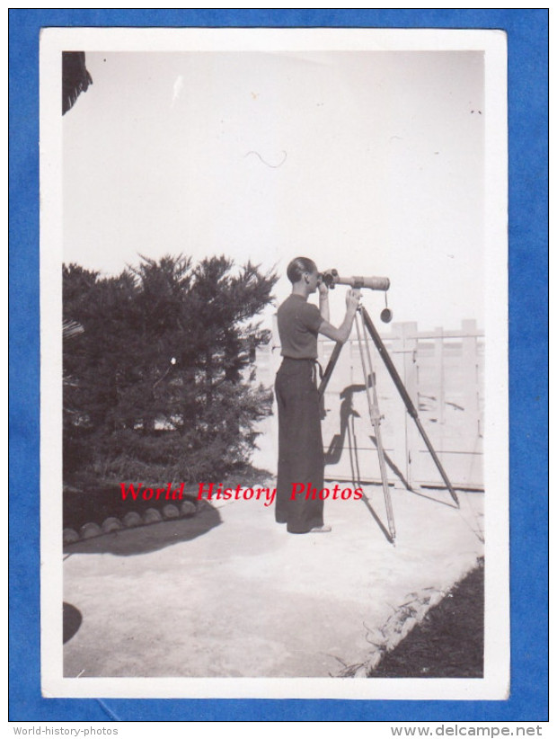 Photo Ancienne Snapshot - ARCACHON - Homme Regardant Dans Une Longue Vue Sur Trépied - 1935 - Places