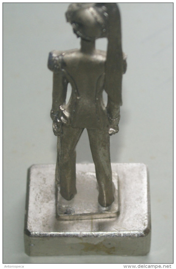 ITALIA -STATUINA IN PELTRO ARGENTATO DI CARABINIERE IN GRAN TENUTA DEL 1910 - Polizia