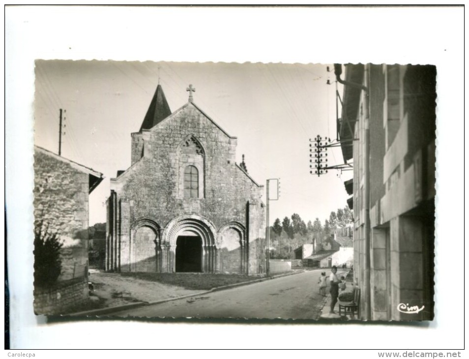 CP-   Jazeneuil (86) Entree Du Bourg Et Facade De L Eglise Romane - Autres & Non Classés