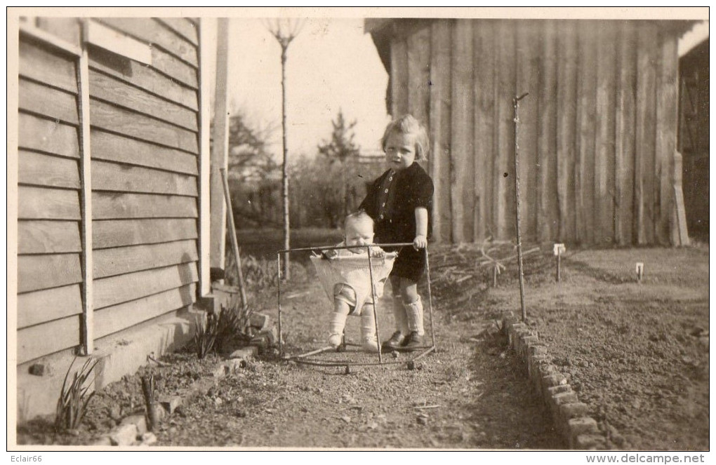 Enfant Dans Le Trotteur Ou Le Youpala, Pour Apprendre A Marcher: Année 1940  Belle Photo - Otros & Sin Clasificación