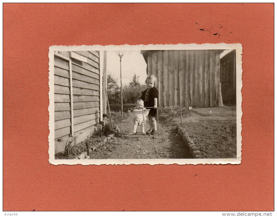 Enfant Dans Le Trotteur Ou Le Youpala, Pour Apprendre A Marcher: Année 1940  Belle Photo - Sonstige & Ohne Zuordnung