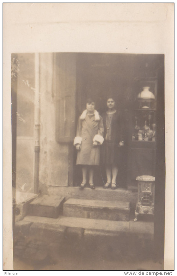 Ph-CPA Photographie (France) Jeunes Femmes Devant Un Magasin - Photographie