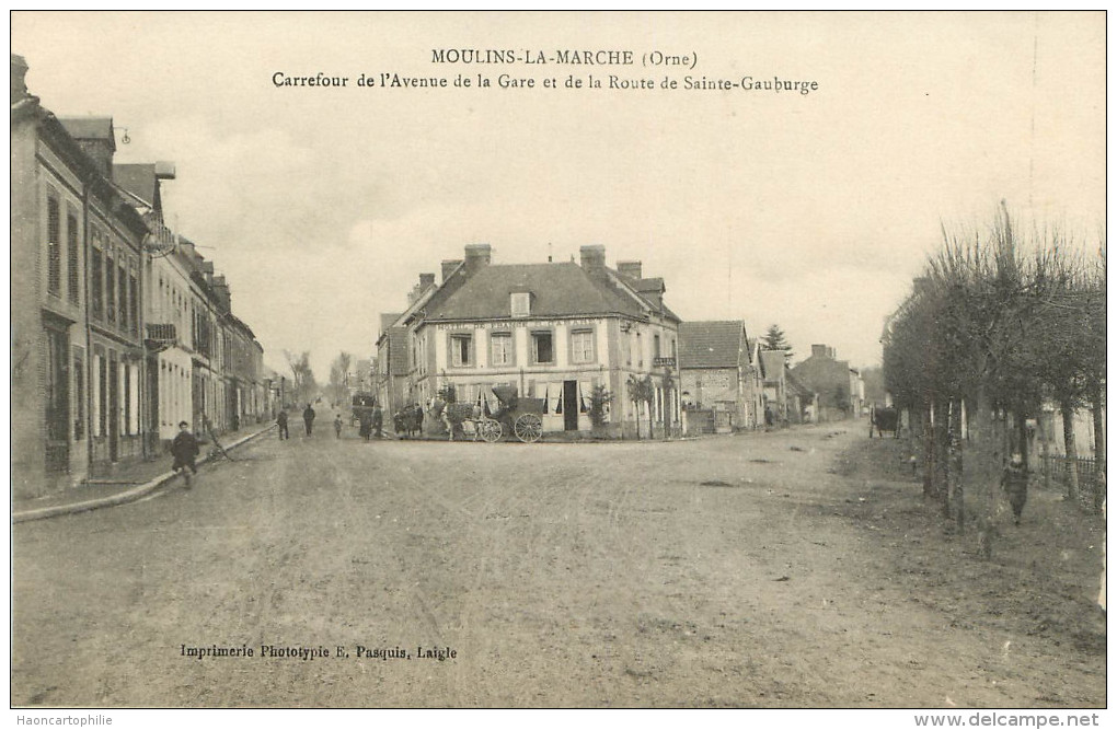 Moulins La Marche : Carrefour De L'avenue De La Gare - Moulins La Marche