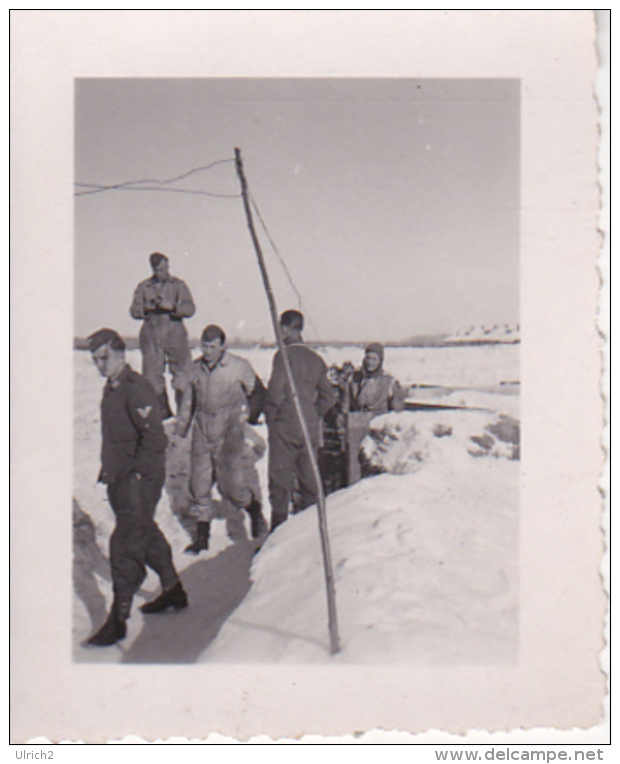 Foto 2. WK - Deutsche Wehrmacht - Soldaten Vor Unterstand - Luftwaffe  - 4*5cm (22525) - Krieg, Militär