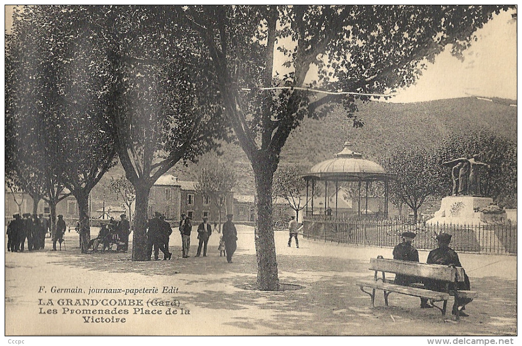 CPA La Grand-Combe - Les Promenades Place De La Victoire - La Grand-Combe