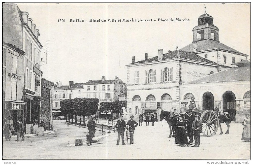 RUFFEC - 16 - Hotel De Ville Et Marché Couvert - Place Du Marché  - VANH - - Ruffec