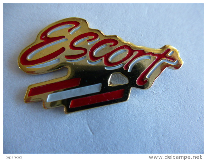 PINS AUTOMOBILE FORD ESCORT  / MDR / 33NAT - Ford
