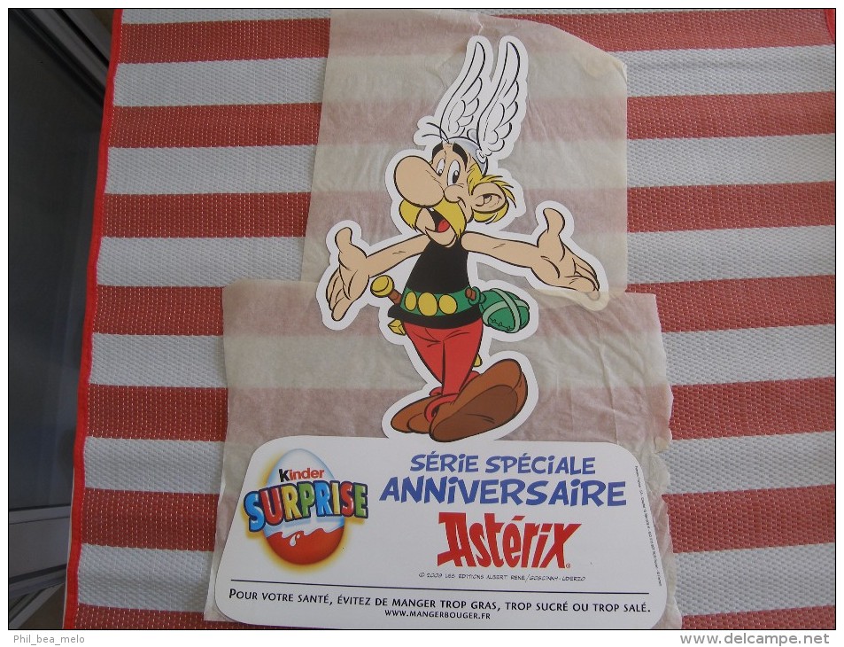 ASTERIX 50 ANS - PUBLICITE KINDER - ASTERIX - GRAND STICKER AUTOCOLLANT 38,5x56cm - Astérix